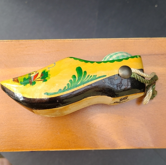 Vintage Miniature Dutch Pin Cushion 3 cm x 12 cm - Picture 6 of 6